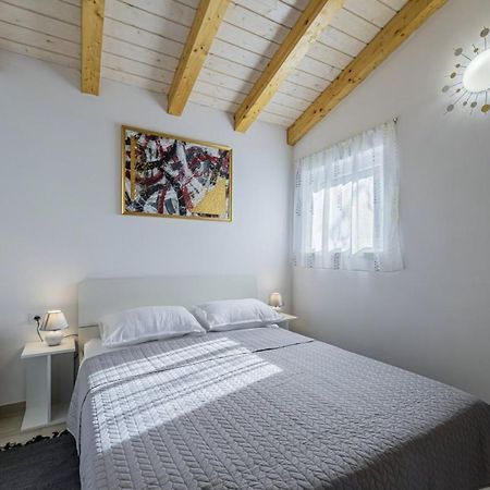 Modean In Pula - Haus Fuer 2-3 Personen Exterior foto